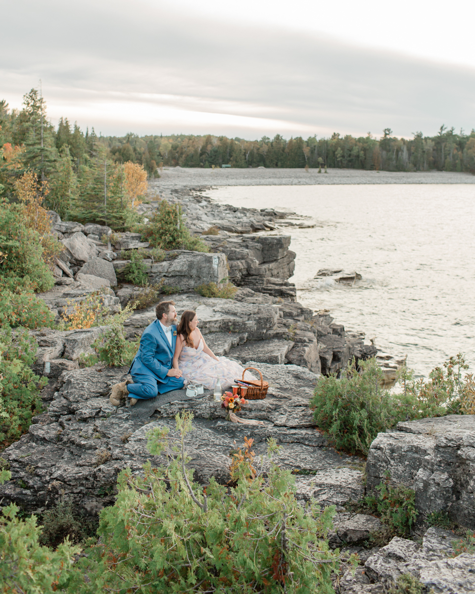 Katie and John have a wings and book picnic near the Grotto and Indian Head Cove for their Ontario elopement