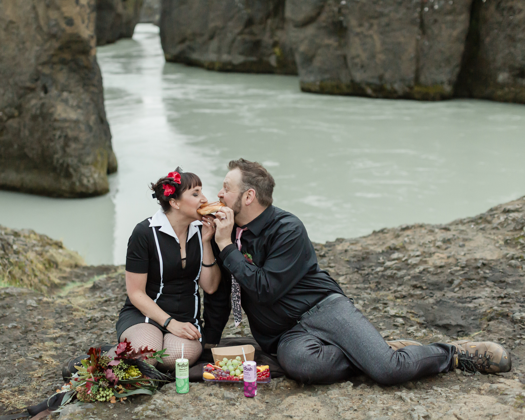 Virginia and Derek picnic during their iceland elopemetn