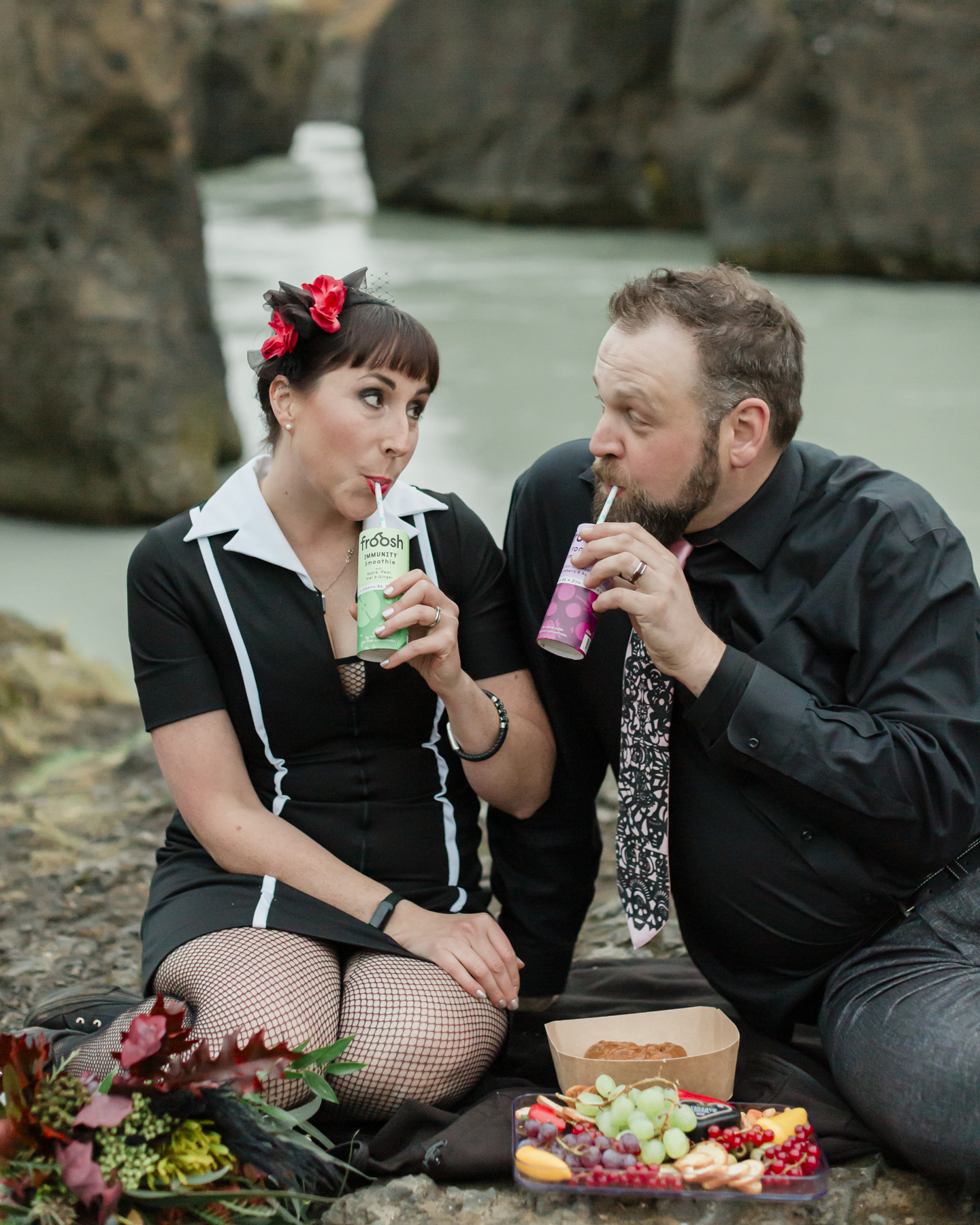Virginia and Derek having a picnic and drinking smoothies in front of a canyon in the Golden Circle