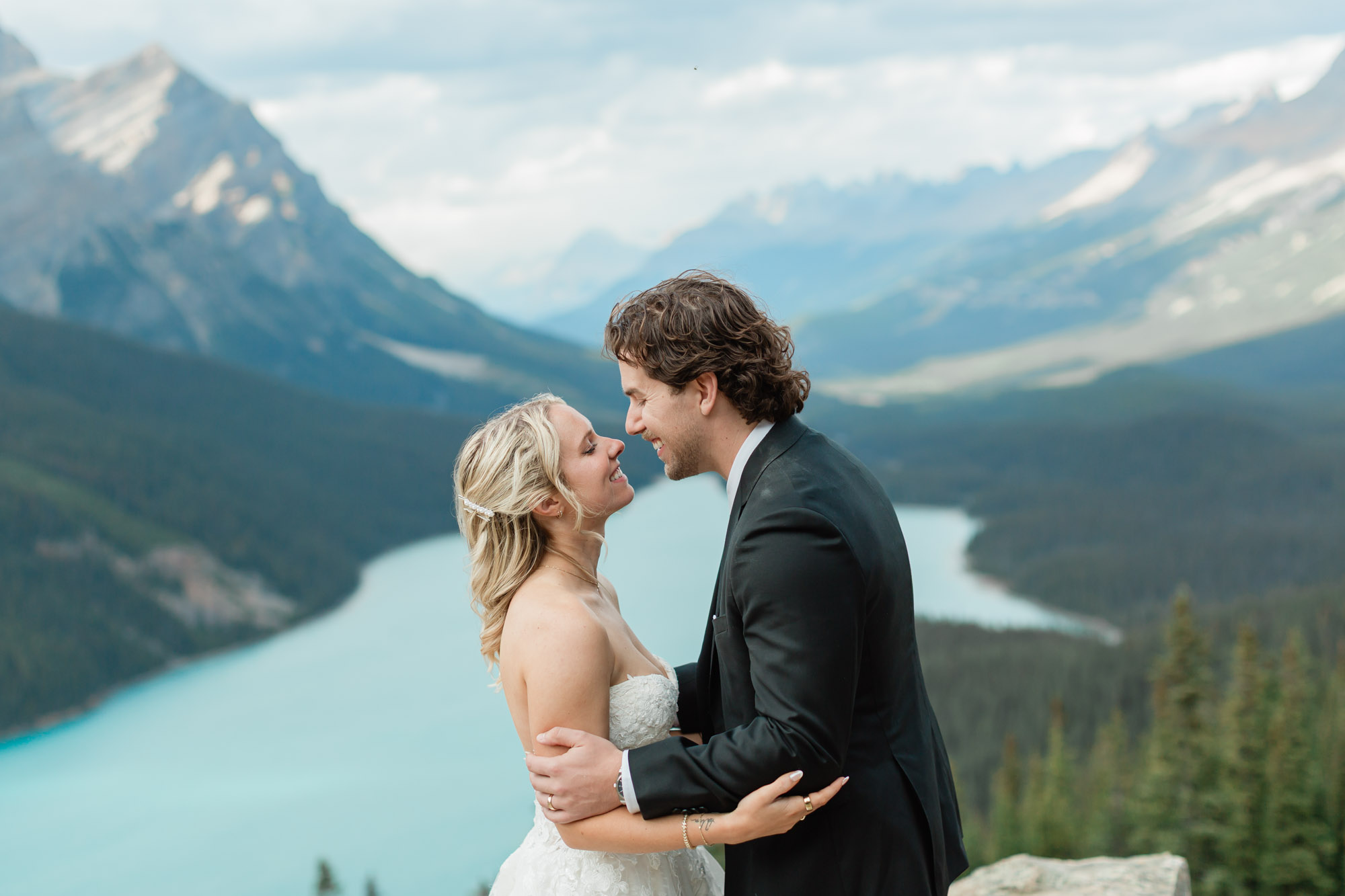 couple gazing at each other at peyto lake viewpoint