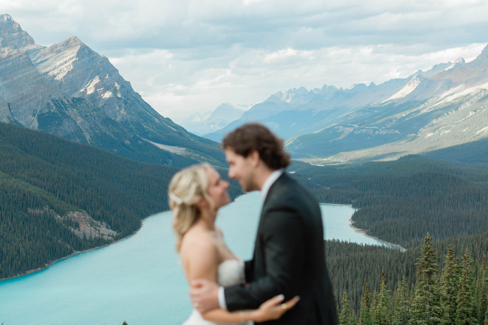 couple gazing at each other at peyto lake viewpoint