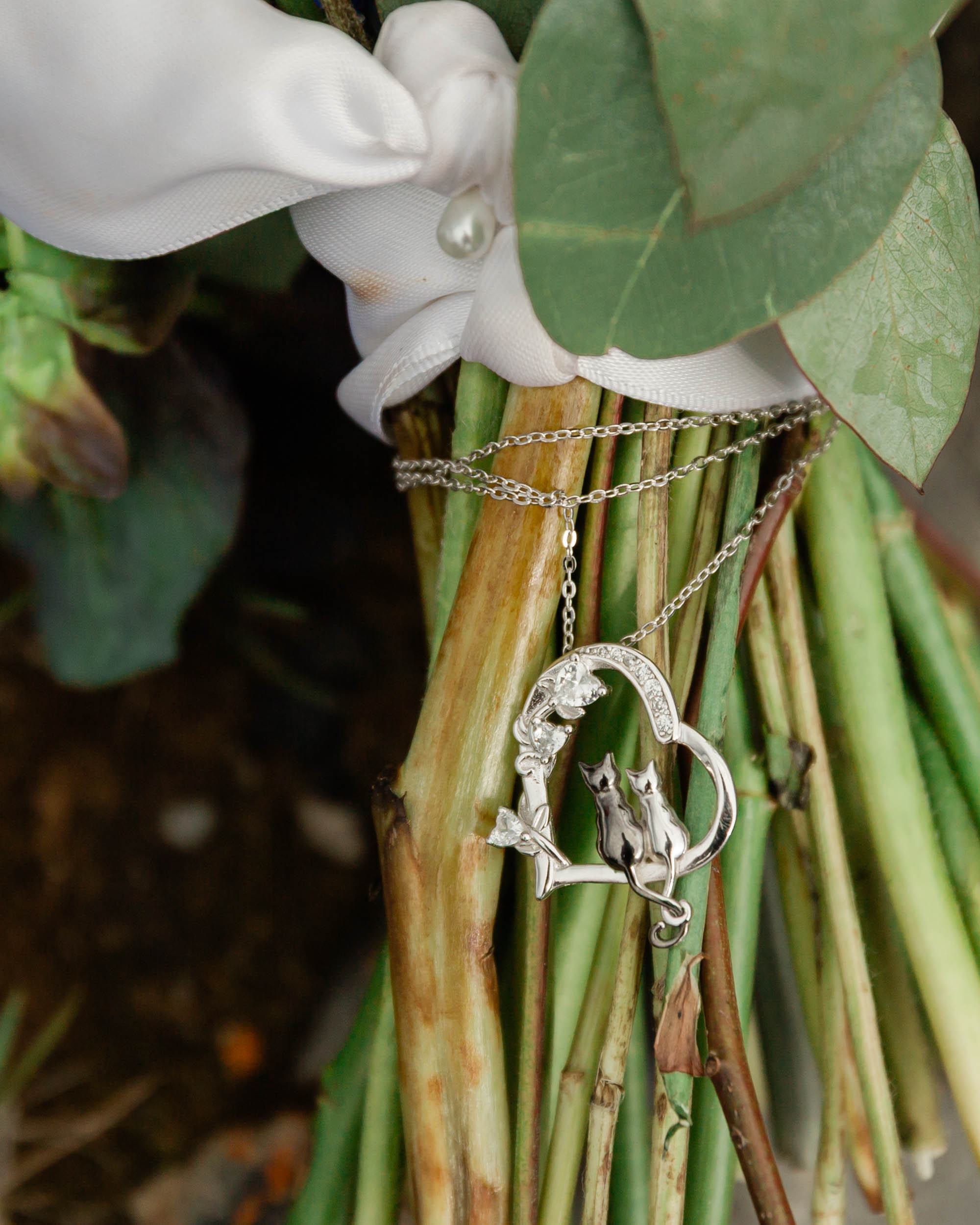 a heart cat charm on the bridal bouquet 