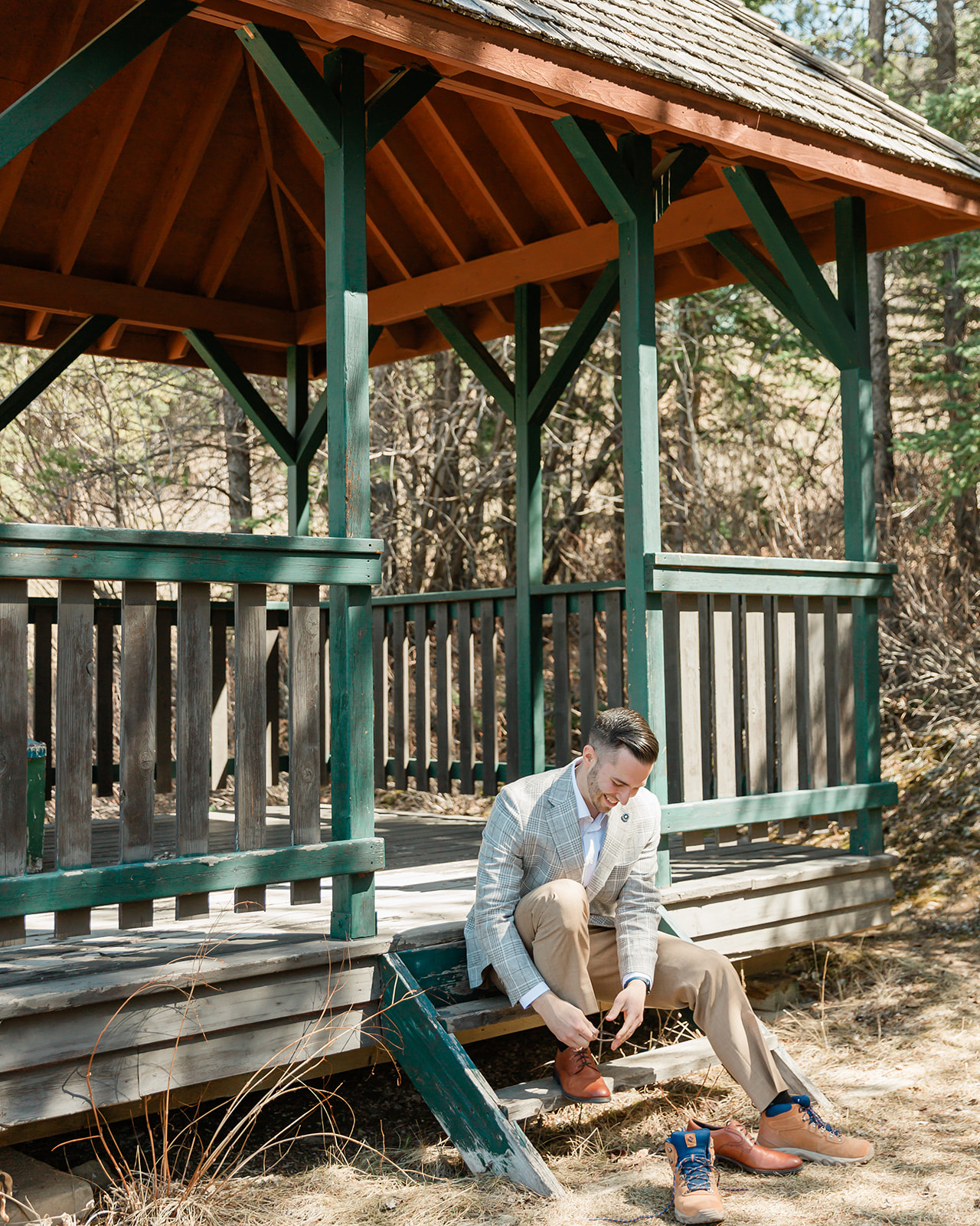 Experience this Spring Kananaskis elopement and discover why this mountain destination is an alternative to Banff for an intimate wedding.