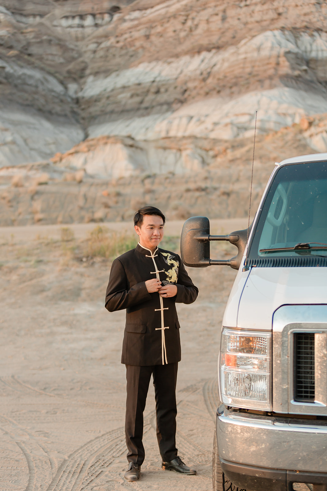 Drumheller elopement with traditional Chinese attire
