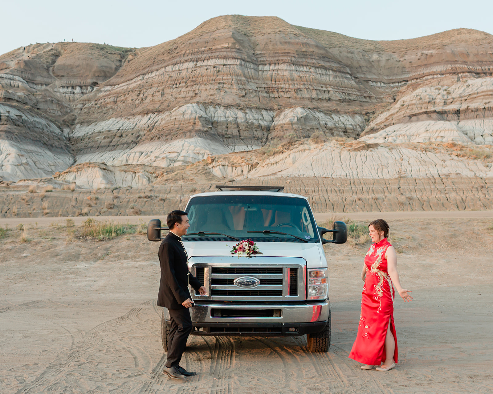 Drumheller elopement with traditional Chinese attire