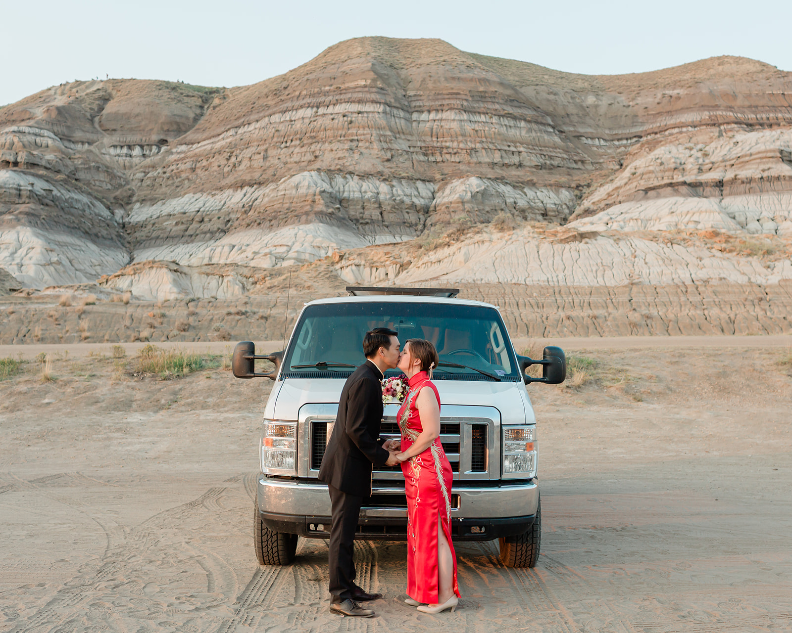 Drumheller elopement with traditional Chinese attire