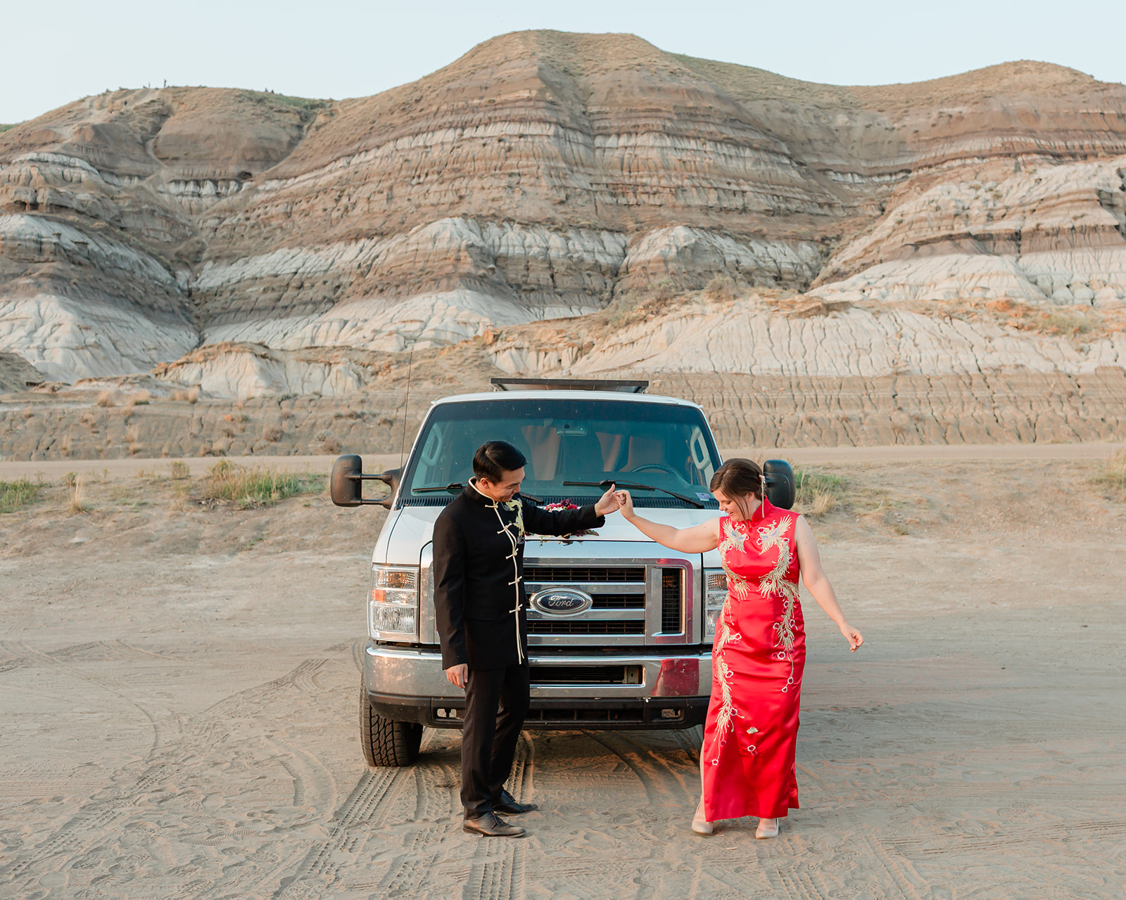 Drumheller elopement with traditional Chinese attire