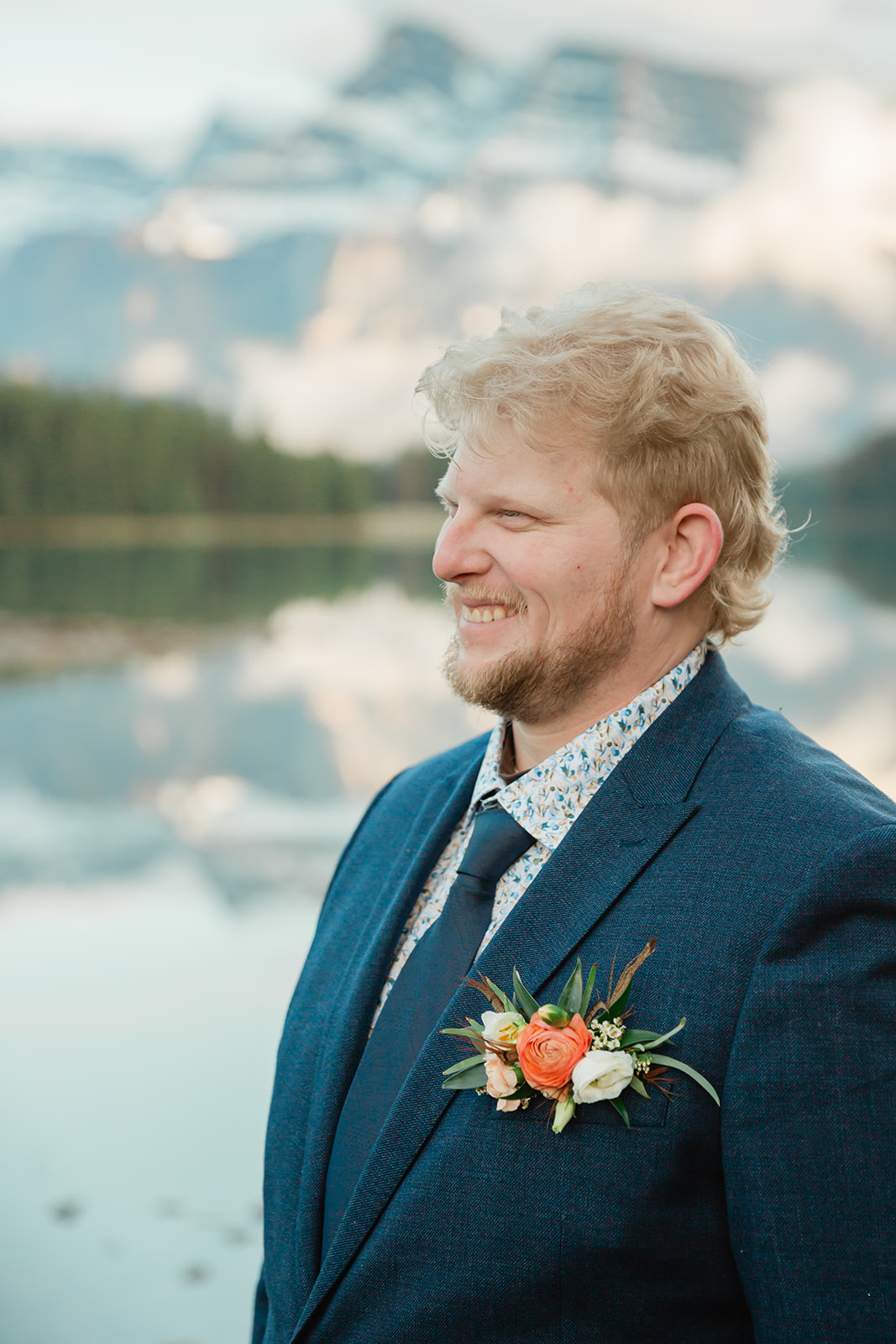 See Rachel and Russell’s Lake Minnewanka elopement, from an intimate Banff ceremony and rainbow to Two Jack Lake, dancing, and star photos.